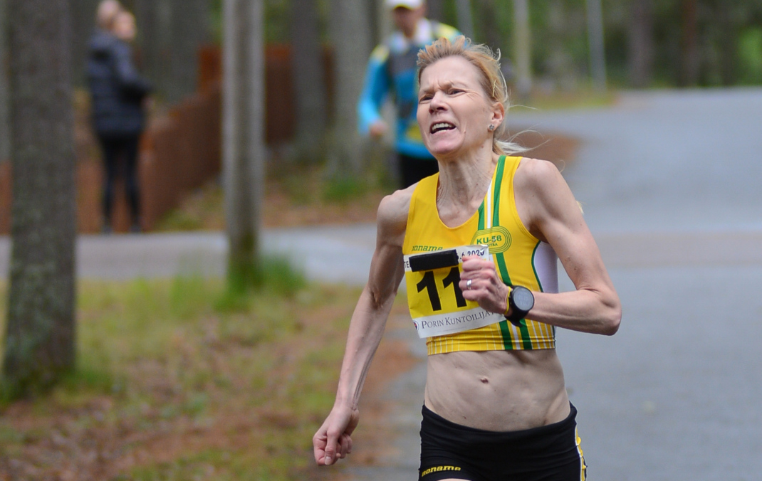 Laura Manninen juoksi Yyteri-maratonilla 45-vuotiaiden Suomen ennätyksen –  